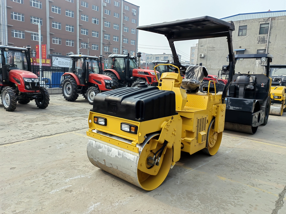 鉸接式雙鋼輪振動(dòng)壓路機(jī)BM3.5F-4